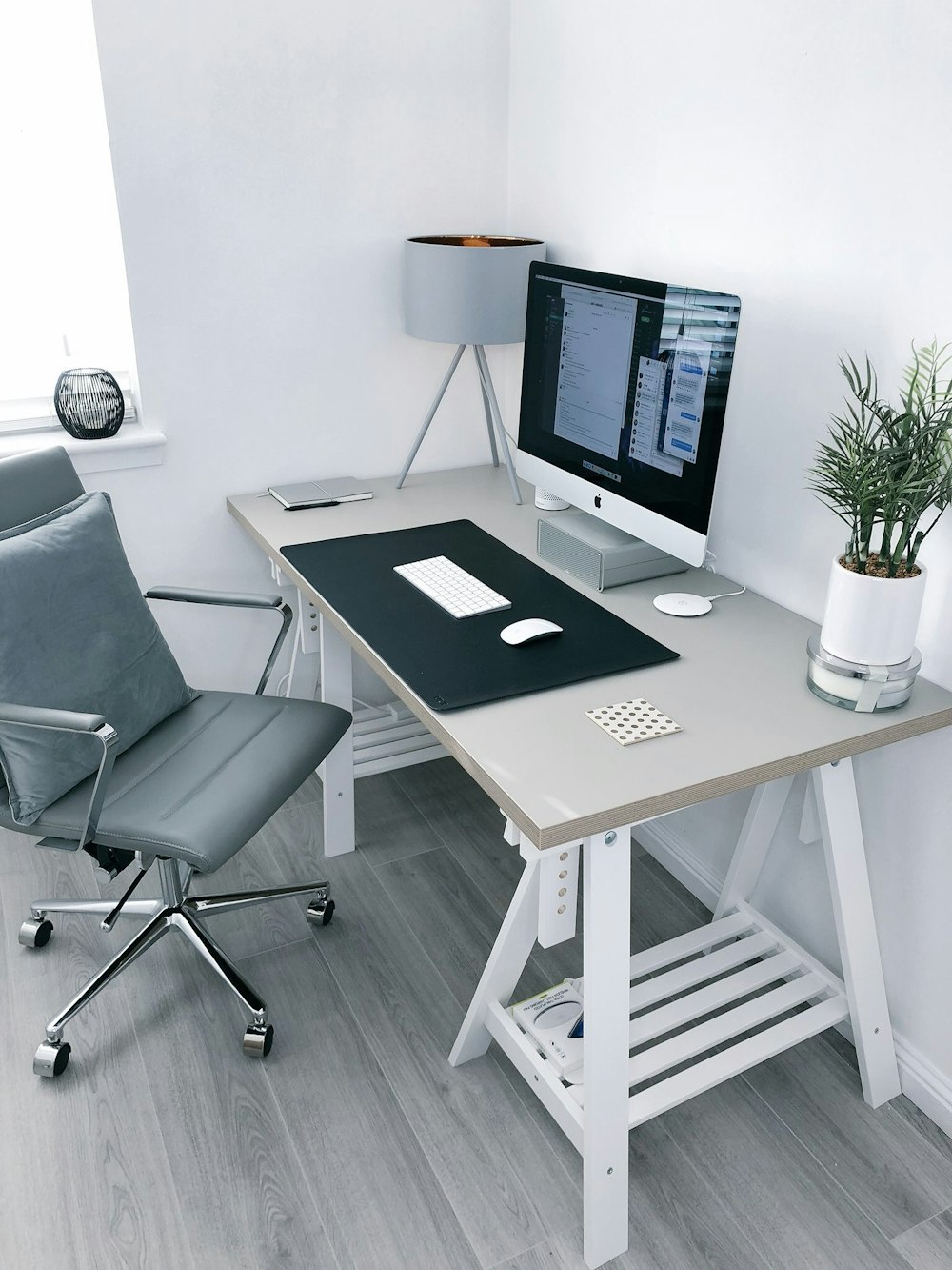 Ilustrasi stasiun kerja meja kantor ergonomis